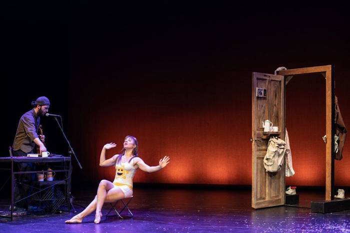 'Atearen bestaldean' ikuskizun parte hartzailea aurkeztuko du bihar Hika Teatroak