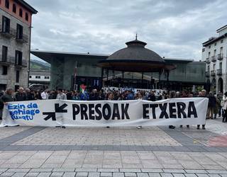 Elkarretaratze jendetsuarekin aldarrikatu dute presoen etxeratzea