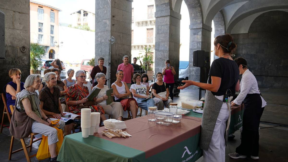 Bertako produktuak modu osasungarrian nola prestatu ikasi dute 'Azokatik mahaira' tailerrean