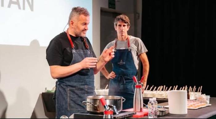 Aitzol Zugastik showcooking saioa eskainiko du Merkatu plazan