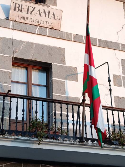 Beizamako udaletxean ikurrina jarri dute, Angel Otaegi zenaren omenez