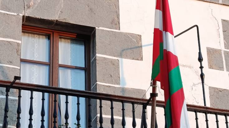 Beizamako udaletxean ikurrina jarri dute, Angel Otaegi zenaren omenez