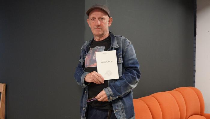Isildu aurretik, Mikel Alberdik bizitzako argi-ilunez idatzi du