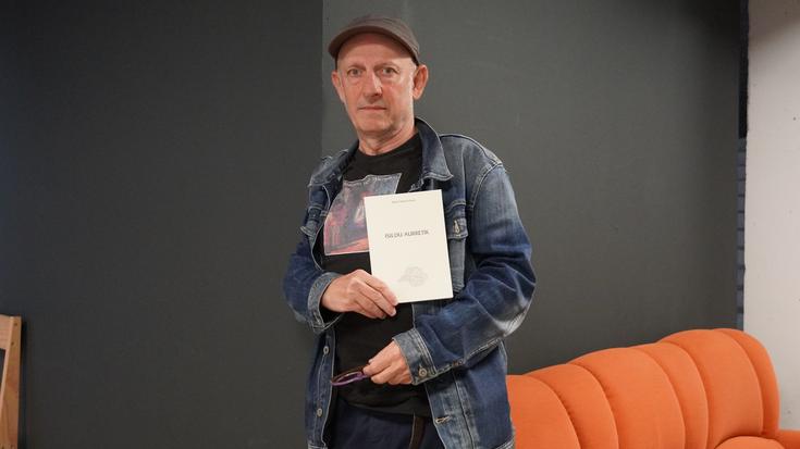 Isildu aurretik, Mikel Alberdik bizitzako argi-ilunez idatzi du