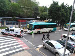 Azpeitian 'Mozal Legea'-ren aurka autobus bati egindako pintaketak babestu ditu Ernaik