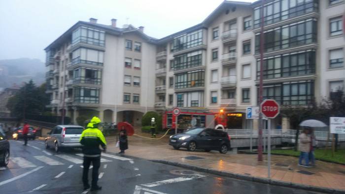 Zarauzko Bizkaia kaleko etxe bateko sukaldeak su hartu du