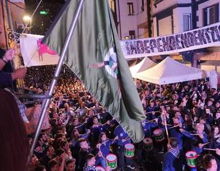 Santelmoetako danborrada eta banderaren igoera, bideoan