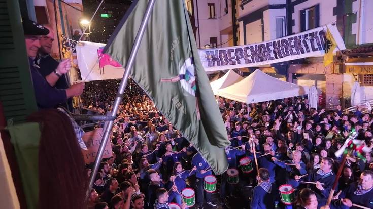 Santelmoetako danborrada eta banderaren igoera, bideoan