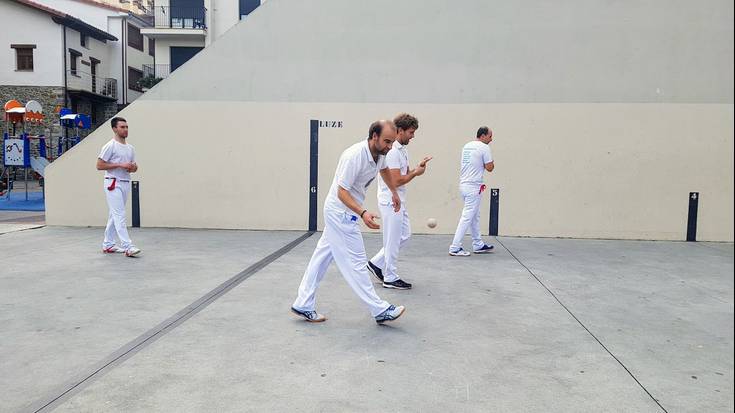 Erabakita zer bikotek jokatuko duten esku pilota txapelketako finala