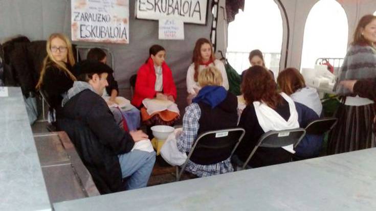 Eskubaloikoen eta arraunekoen postuak Erdi Aroko Azokan