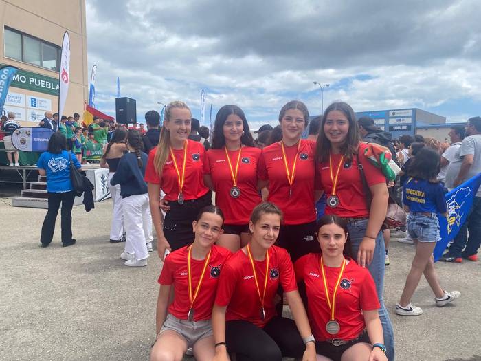 Zilarrezko domina lortu dute Zumaiako kadete neskek Espainiako trainerilla txapelketan