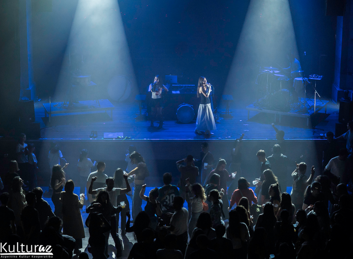 Giro aparta, Mirua eta Burutik taldeen emanaldietan