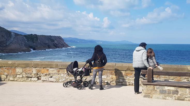 Eguraldi onak bisitari ugari erakarri du gaur herrira