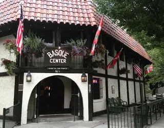 Ikurrina ez da mehatxua, baina bai hura debekatu nahi dutenak