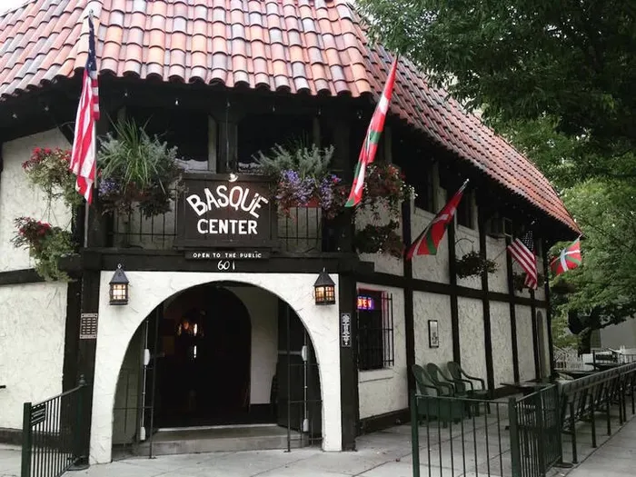 Ikurrina ez da mehatxua, baina bai hura debekatu nahi dutenak