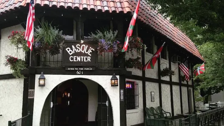 Ikurrina ez da mehatxua, baina bai hura debekatu nahi dutenak