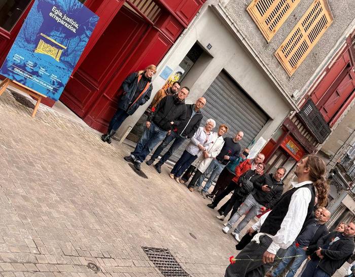 40 urteren ondoren hildakoak gogoan izan dituzte Baionan, atentatuaren tokian