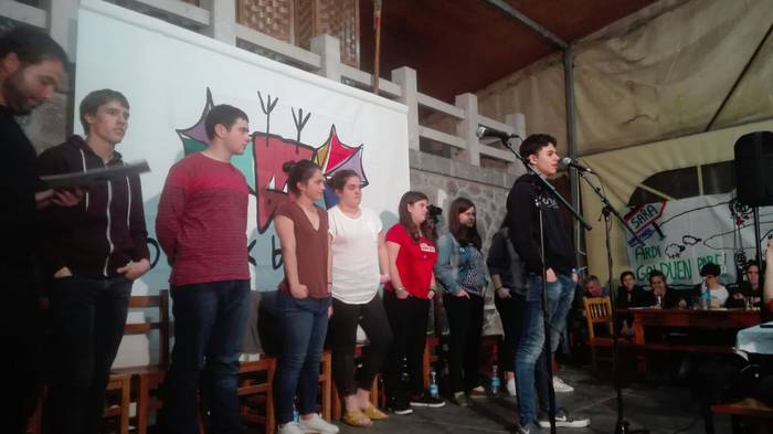 Uxue Alkorta, Aner Peritz eta Imanol Albizu, Gipuzkoako Eskolarteko Bertso Txapelketaren finalera