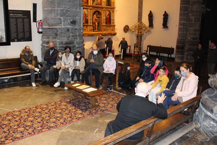 Gaztetxoen bisita gidatuarekin hasi dituzte Azkoitian Ostegun Santuko ospakizunak