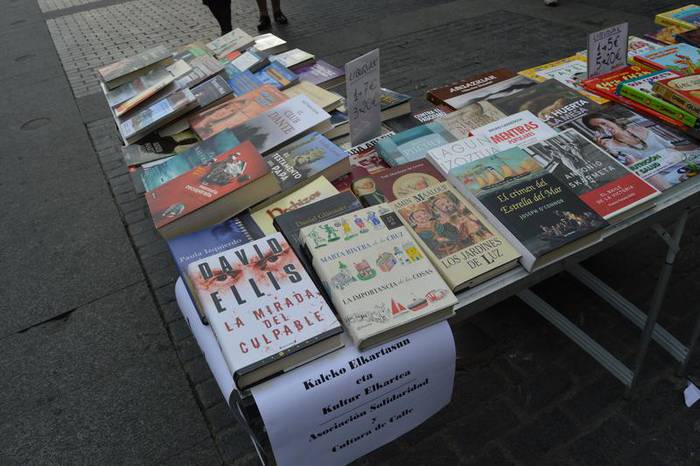 Berrerabilitako liburuen eta diskoen azoka izango da bihar, plazan