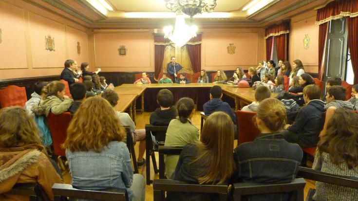 Hazparneko eta Urola Ikastolako ikasleak udaletxean izan dira