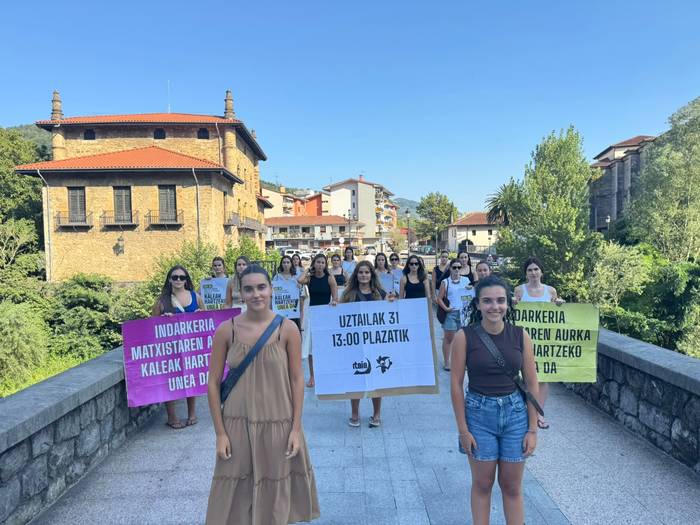 Saninazioetan indarkeria matxistaren kontra kaleak hartzera deitu dute Itaiak eta Haujijijaik