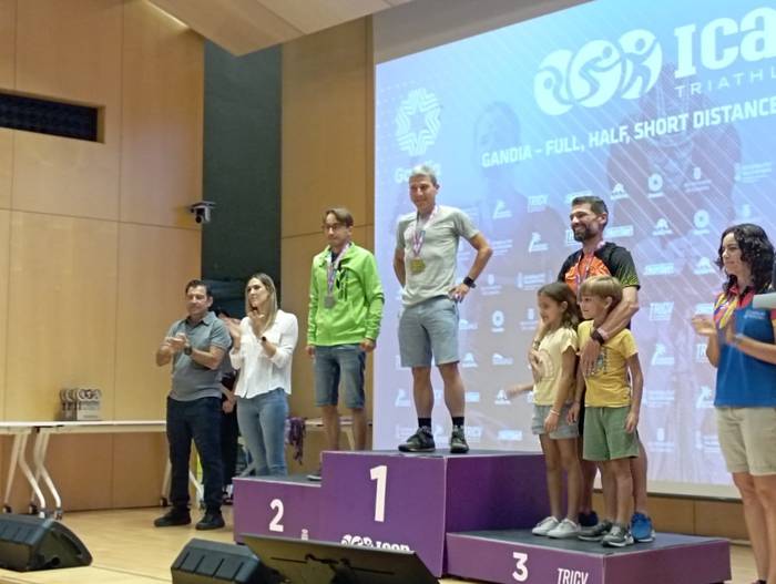 Jon Albizuri atletak Gandiako distantzia luzeko triatloia irabazi du 40-44 urtekoen artean