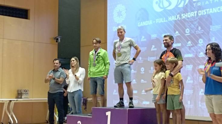 Jon Albizuri atletak Gandiako distantzia luzeko triatloia irabazi du 40-44 urtekoen artean