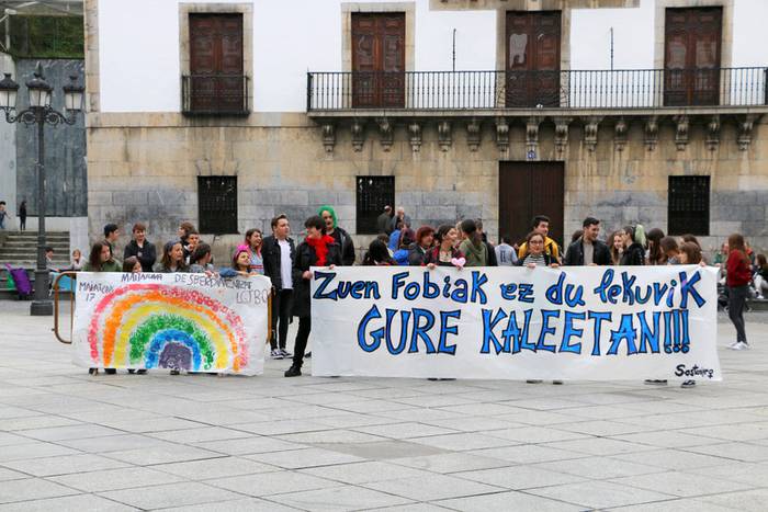 LGTBIfobiaren Aurkako Nazioarteko Egunean, hainbat lagun bildu dira Azkoitiko plazan