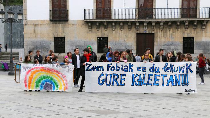 LGTBIfobiaren Aurkako Nazioarteko Egunean, hainbat lagun bildu dira Azkoitiko plazan