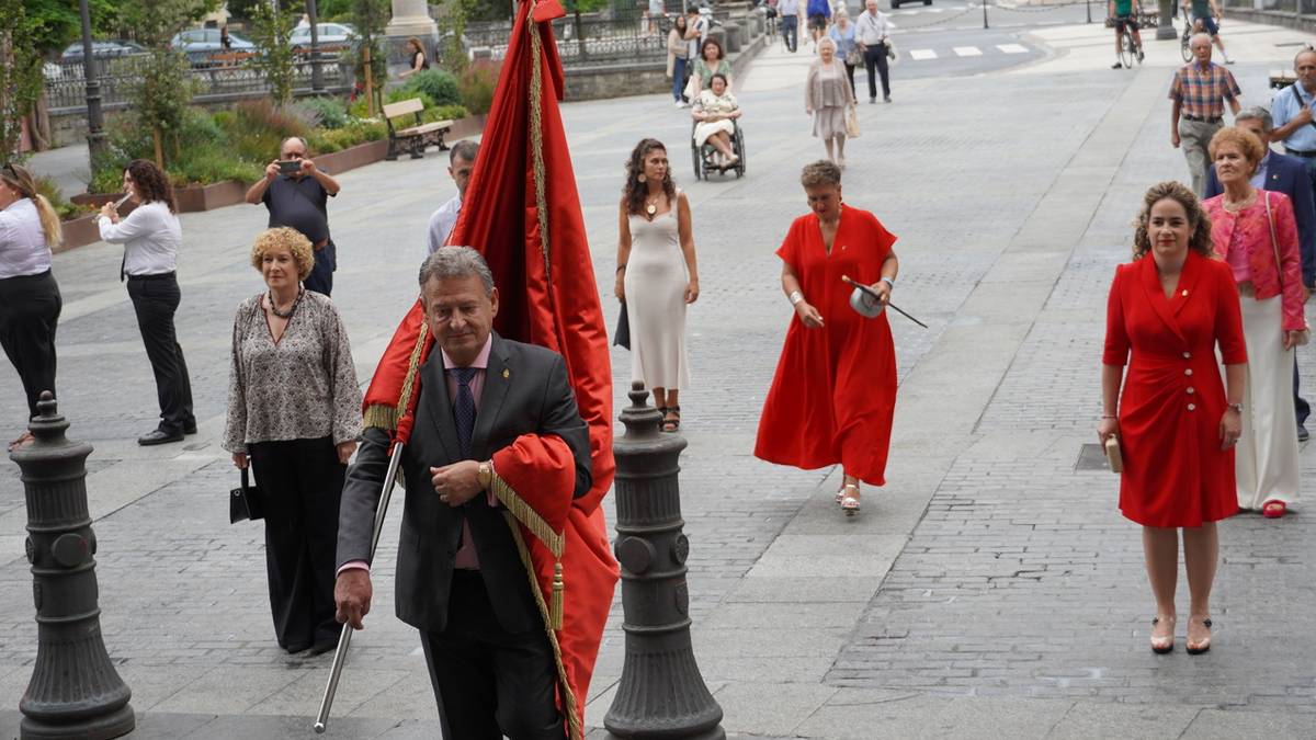Ekitaldi instituzionalak eta euria, Andre Maria goizeko protagonista nagusiak