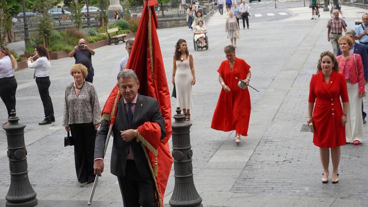 Ekitaldi instituzionalak eta euria, Andre Maria goizeko protagonista nagusiak