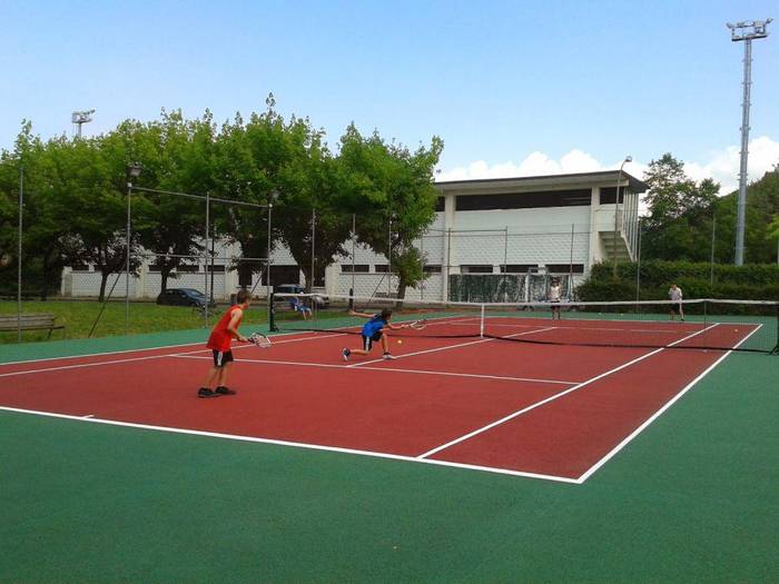 Txerloiko tenis pista bat berrituta, txapelketetan murgilduta daude Azkoitian