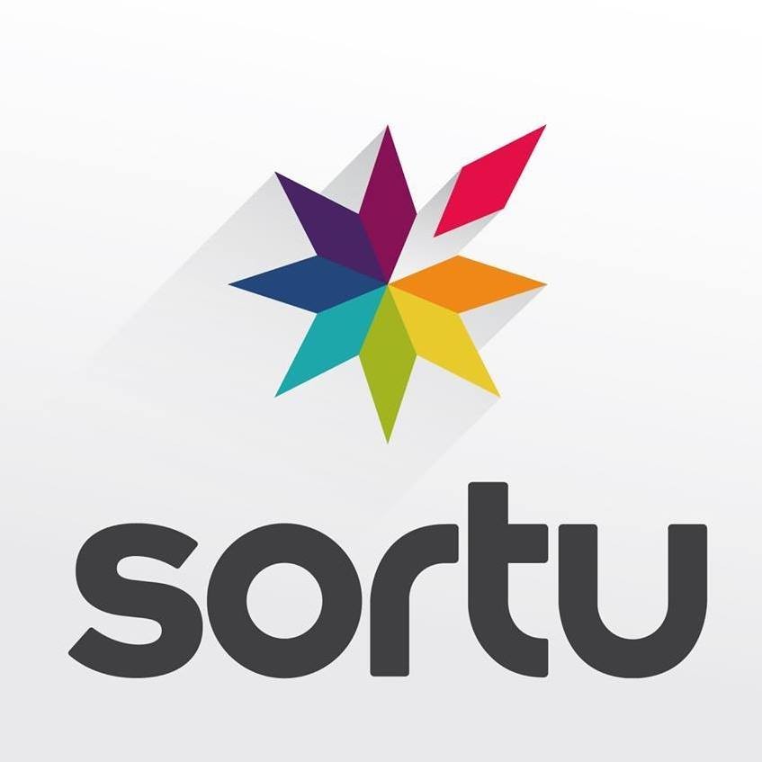 Larunbateko elkarretaratzera begira, Sortuk jarritako sei pankarta kendu dituzte bart gauean