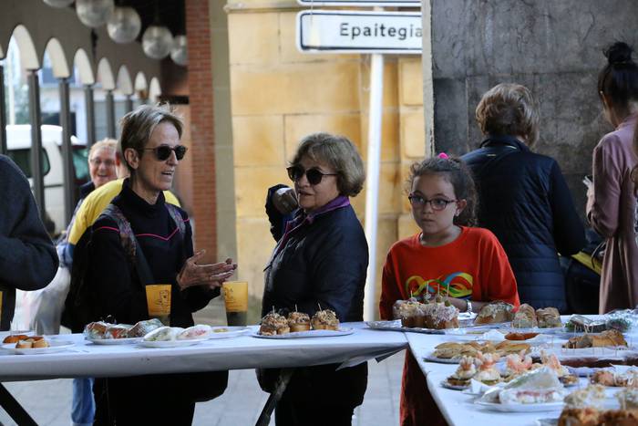 Pintxo solidarioak eta bigarren eskuko denda izango dira larunbatean Azkoitian