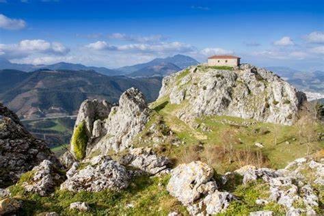 Aitzorrotzera ibilaldia antolatu du Lagun Onak mendi bazkunak