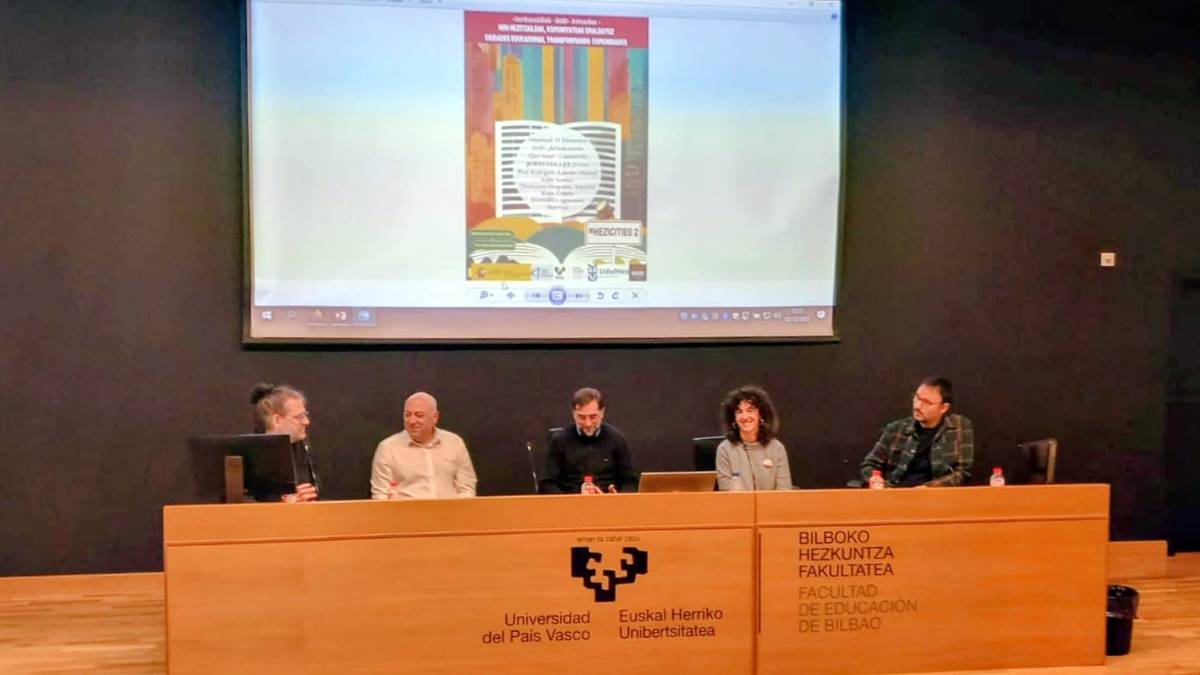 Hiri hezitzaileen gaineko EHUren jardunaldian parte hartu dute Sarasuak eta Urbietak