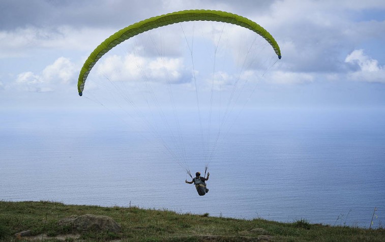 Bi parapentelari erreskatatu dituzte Zarauzko kanpinaren eta Txurrukaren artean