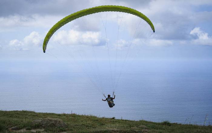 Bi parapentelari erreskatatu dituzte Zarauzko kanpinaren eta Txurrukaren artean