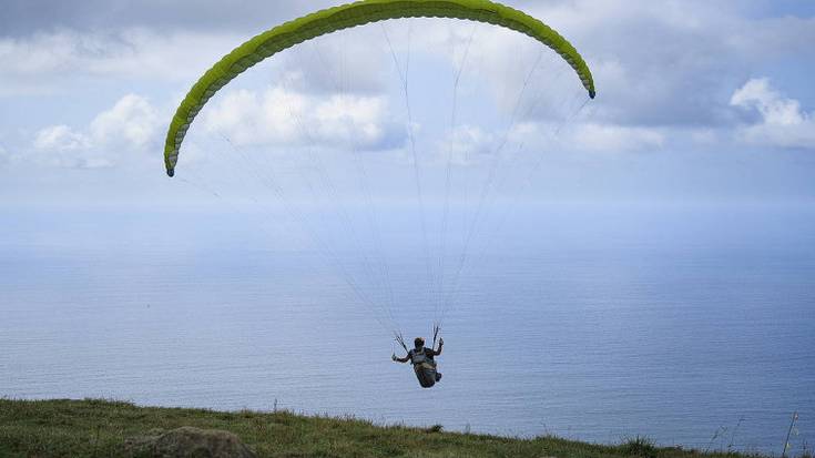 Bi parapentelari erreskatatu dituzte Zarauzko kanpinaren eta Txurrukaren artean