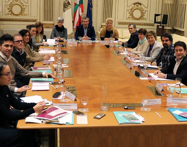 Indarkeria matxistaren kontrako Gipuzkoako protokolo berria sinatu dute Azpeitiak eta Zarautzek