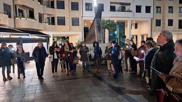 Euskararen Egunaren harira, kalez kale kantuan aritu dira Larrainakoak eta Korokoiak