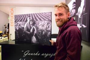 Inhar Mutiozabal argazkilaria: "Asko miresten ditudan argazkilari ospetsuen ondoan nire izena ikustea ikaragarria izan da"