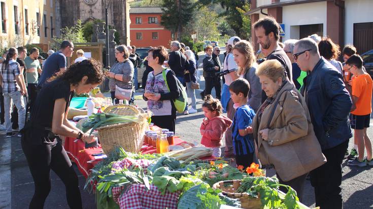 Nekazal produktuen eta abereen azoka izan dira Lasaoko samartinen azken egunean