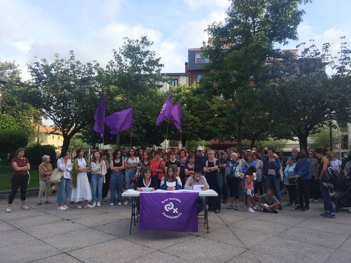 Asteburuko sexu erasoa salatzeko agerraldia egin du mugimendu feministak