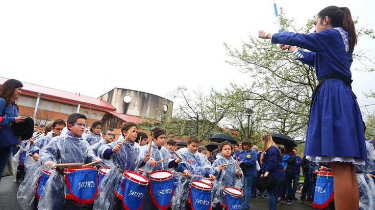 ARGAZKIAK: Haur danborradak aurre egin dio euriari