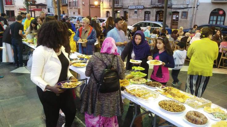 Ramadaneko baraualdia amaitzeko, otordua egin da plazan