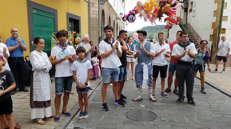 Azoka, herri bazkaria eta sagardo dastatzea, bihar Euskal Jai Egunean