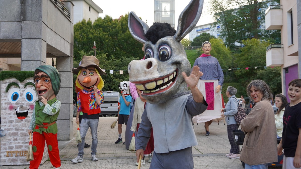 Buruhandi berriekin jolasean hasi dituzte Salbideko festak