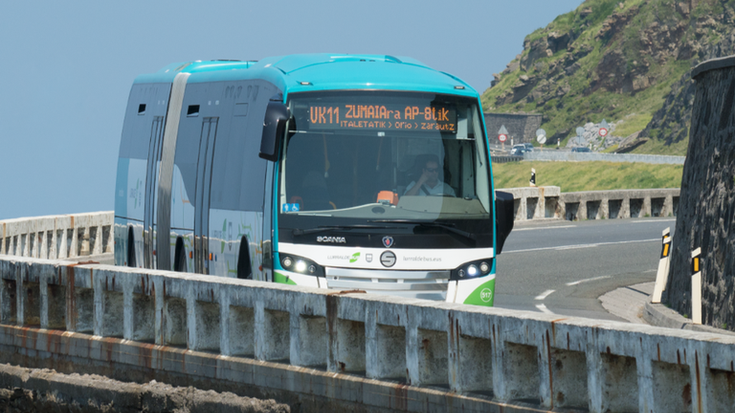 Autobus zerbitzu berezia eskainiko du Lurraldebusek San Telmo jaietan